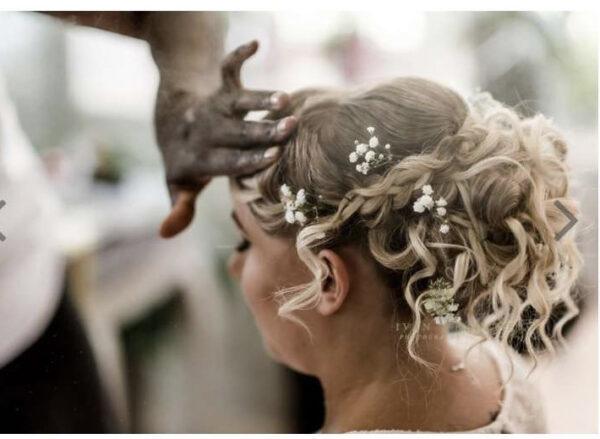 coiffures-champetre-mariage-2 chignon bouclée avec des fleurs
