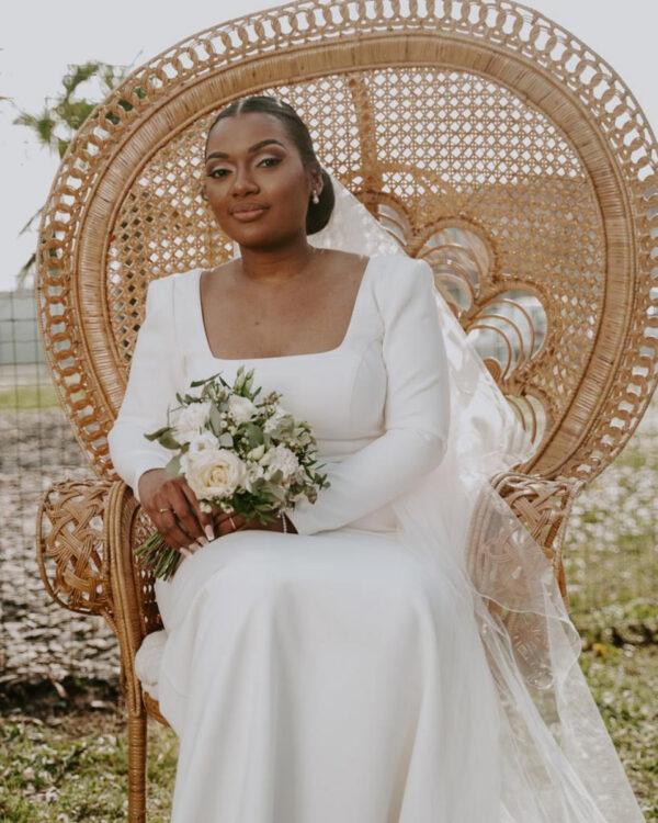 Mariée avec un voile et un chignon bas