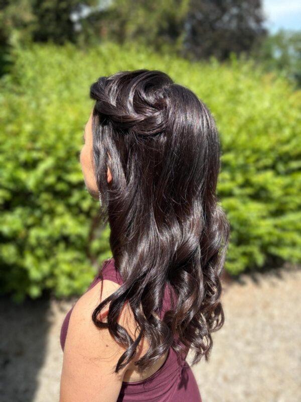 Coiffures mariage invitée avec cheveux bouclés en cascade