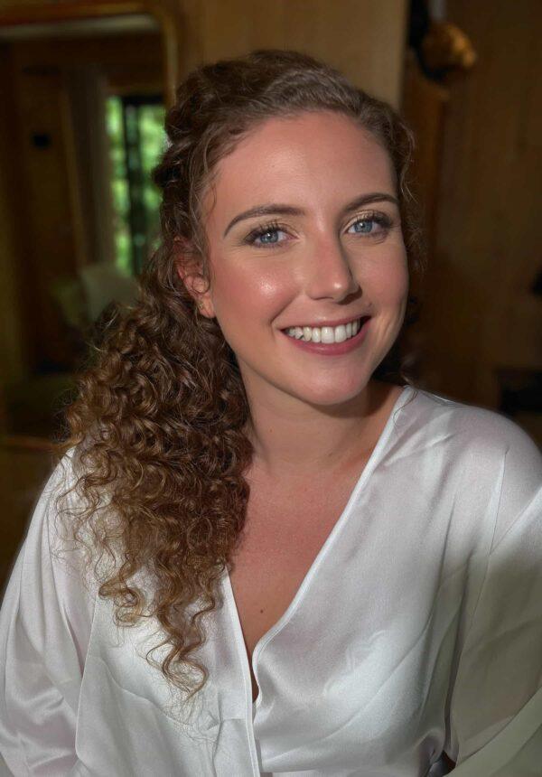 Mariée avec les cheveux bouclés