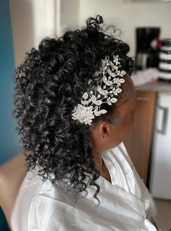 Mariée avec coiffure de mariage avec cheveux bouclés et accessoires dans les cheveux