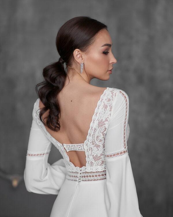 Coiffure mariage invitée avec une queue de cheval sur cheveux ondulés