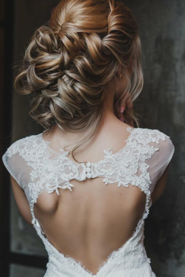 Coiffure de mariage pour une mariée avec un chignon ondulée