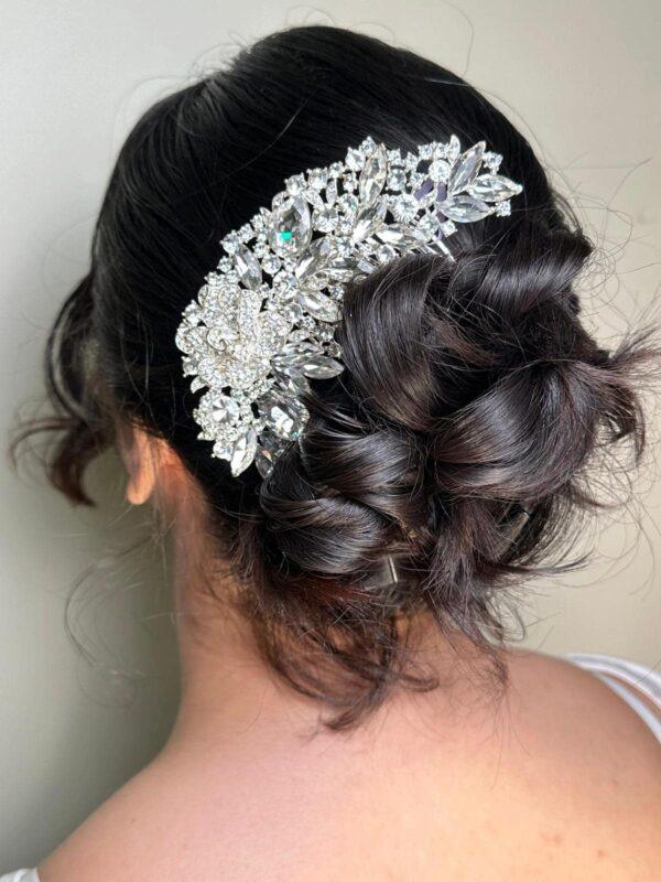 Mariée avec chignon bouclée et accessoire pour une coiffure de mariage