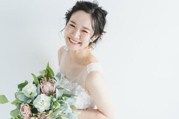 Mariée avec coiffure de mariage avec un chignon sur cheveux ondulés