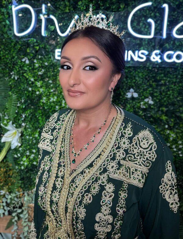 Mariée avec un chignon et un diadème.